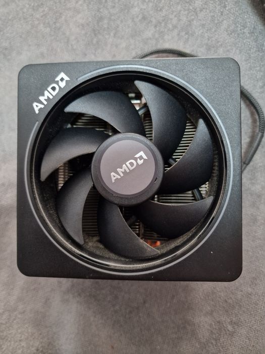 Vând procesor am4 Ryzen 7 2700 cu cooler Amd Wraith Prism