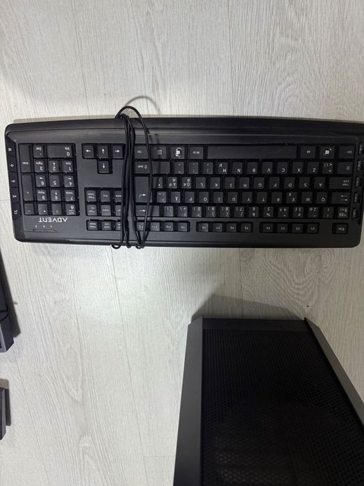 Vând 4 tastaturi  gaming RGB