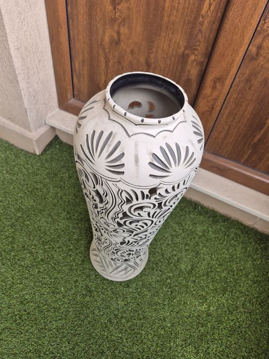 Бяла керамична ваза