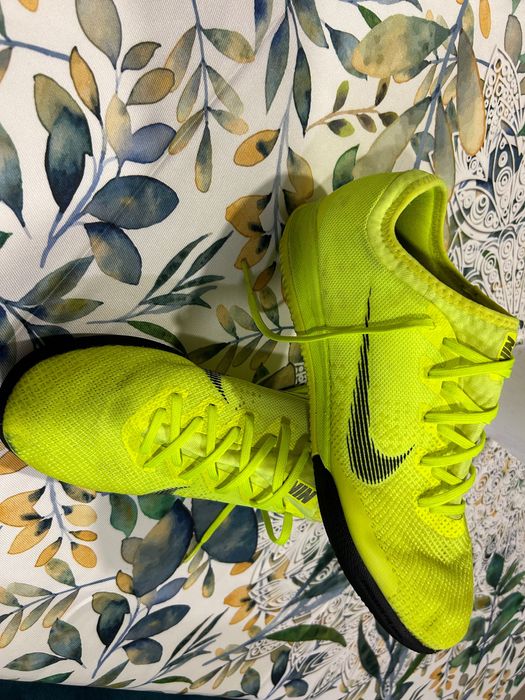 Маратонки Nike за футбол