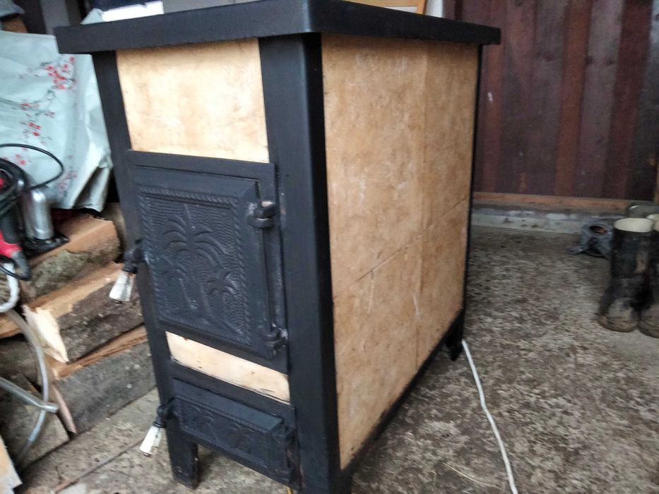 Vând sobă pe lemne 5k