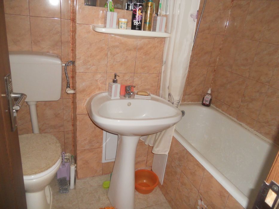 Inchiriez apartament cu 2 camerei