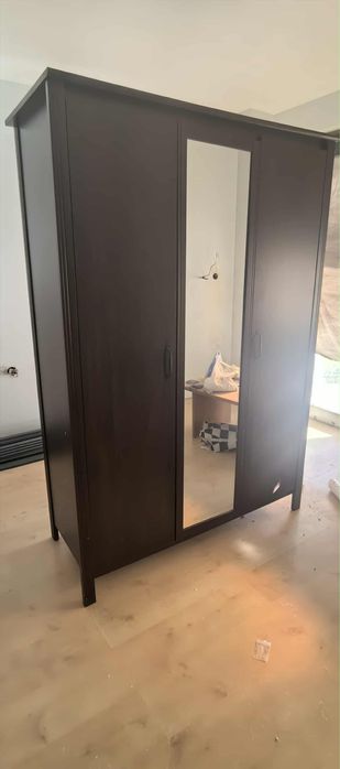 Трикрилен гардероб с огледало