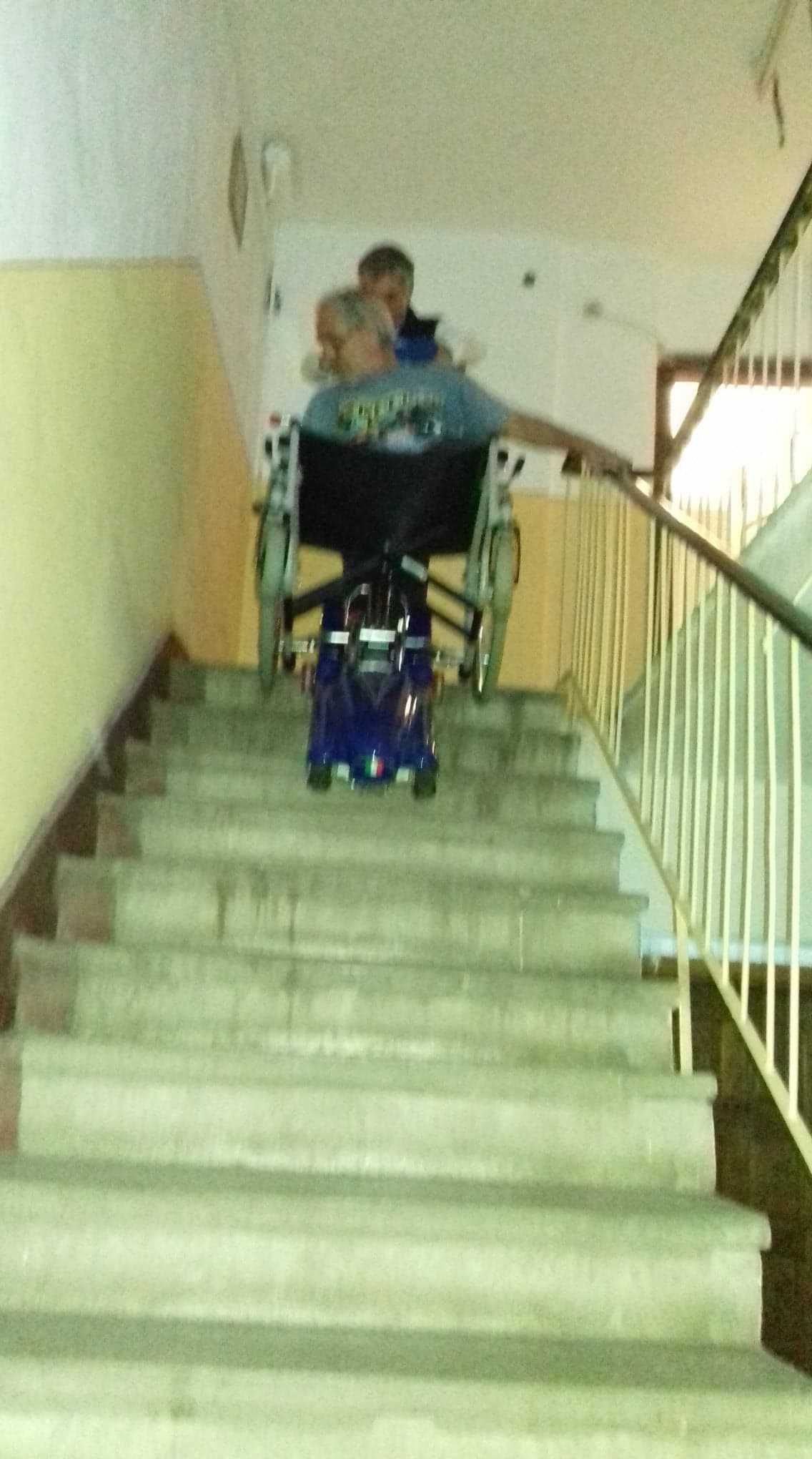 Elevator cu senile de urcat/coborat scari pentru persoane cu handicap