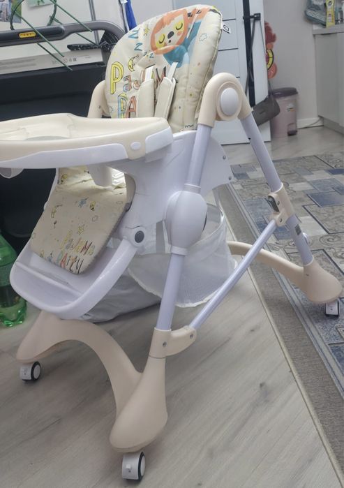 Продается стульчик для кормления, горшок и писсуар.