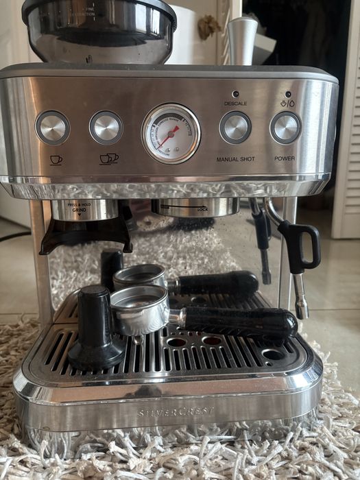 Expressor de cafea cu rasnita incorporata