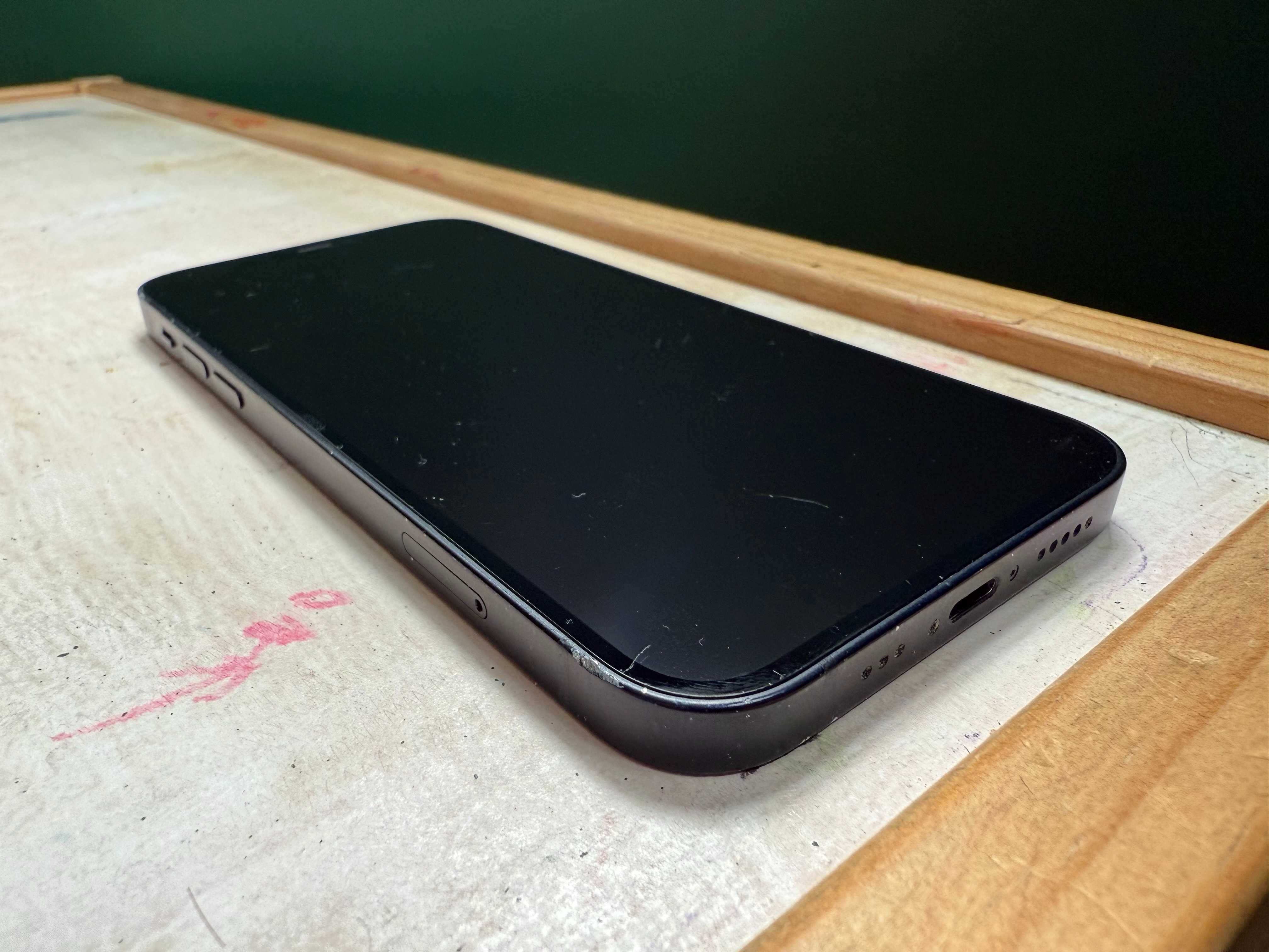iPhone 12, 64Gb, следи от употреба, оригинална батерия 100% капацитет
