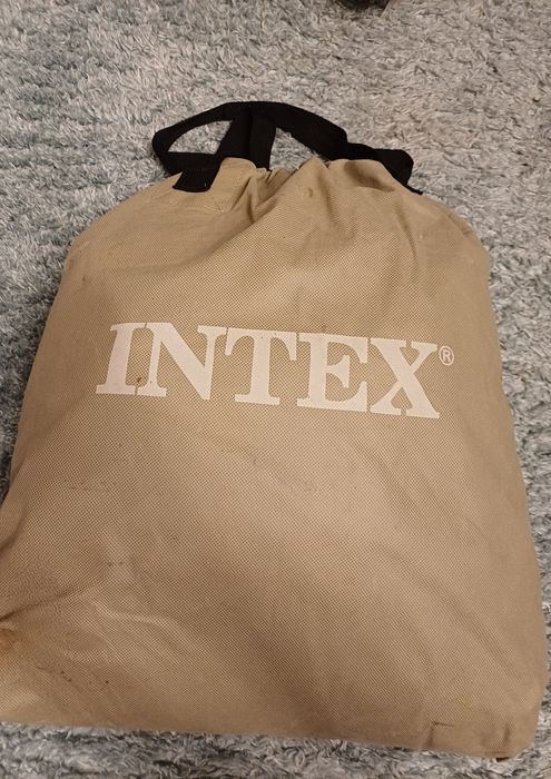 Saltea gonflabila Intex cu compresor incorporat