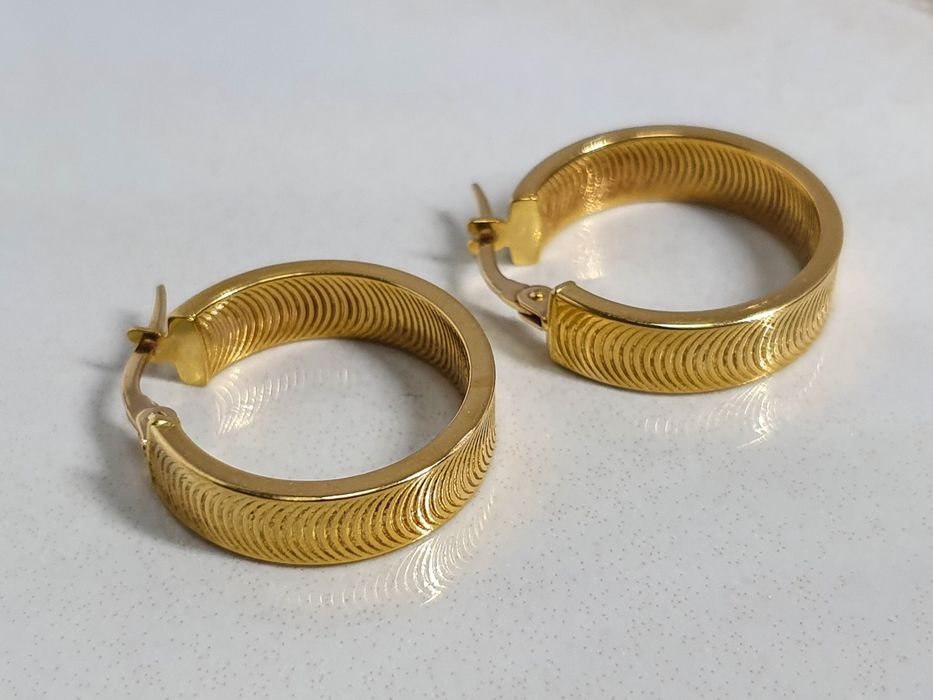 Cercei rotunzi cu textură din aur de 18K gramaj 2,52 g