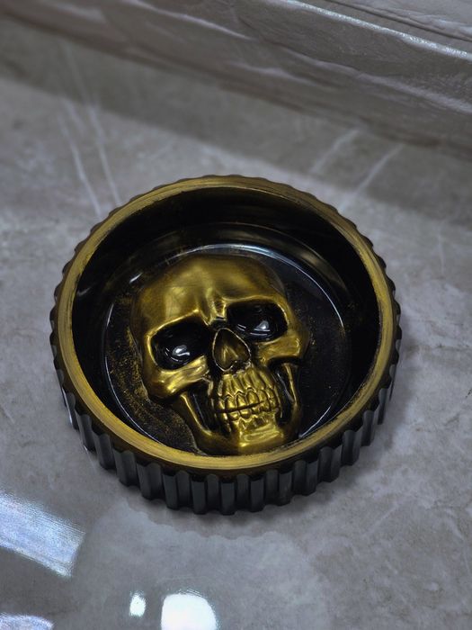 Пепелници с черепи и скелети