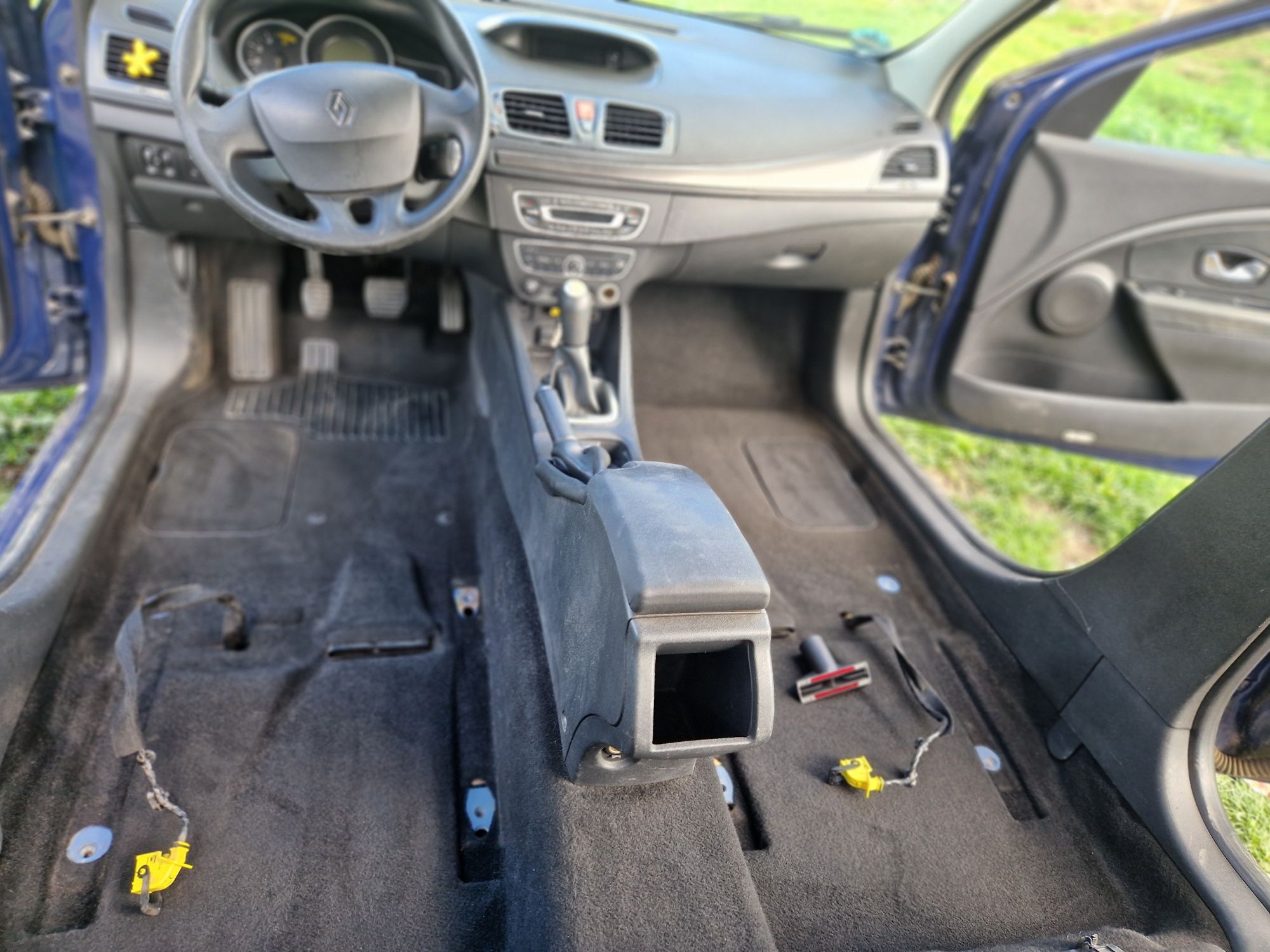 Curatare tapiterie auto și canapele