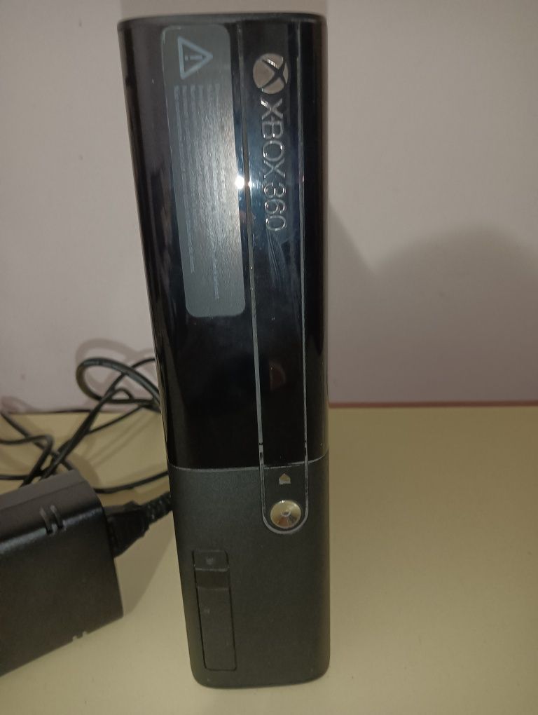 Vând Xbox 360 plus un joc cadou ,"Forrmula 1-2010"