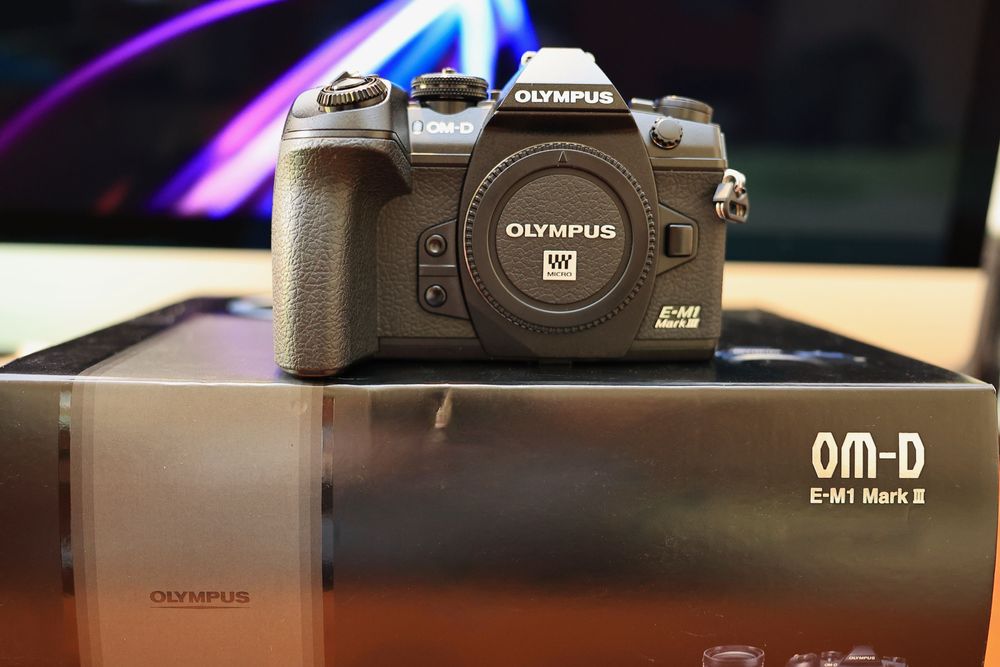 Olympus OM-D E-M1 Mark III cu 8254 cadre și obiective MFT.