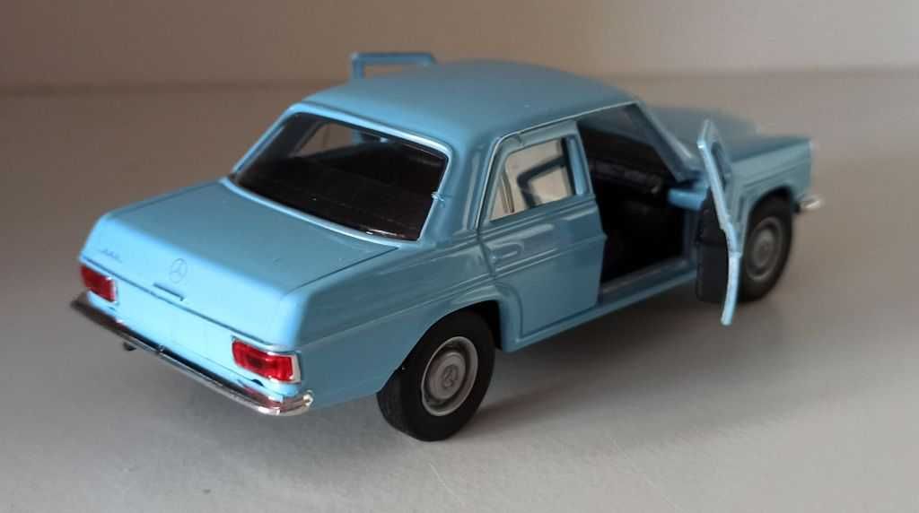 Macheta Mercedes 220 W115 1972 bleu - Welly 1/36