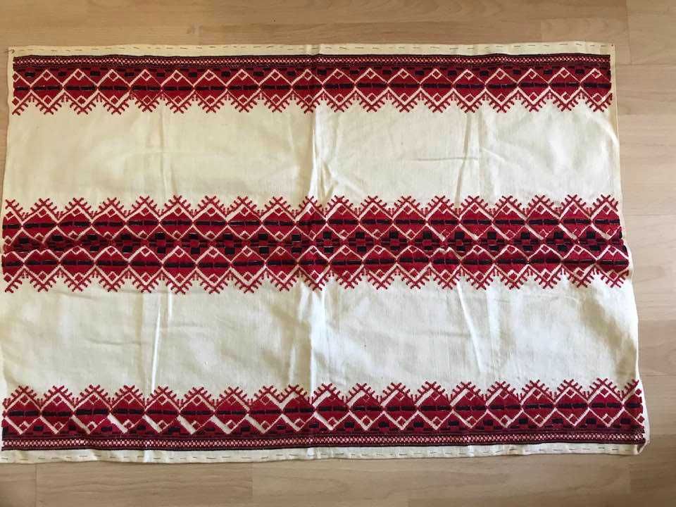 Бродирани и тъкани възглавници от стария сандък