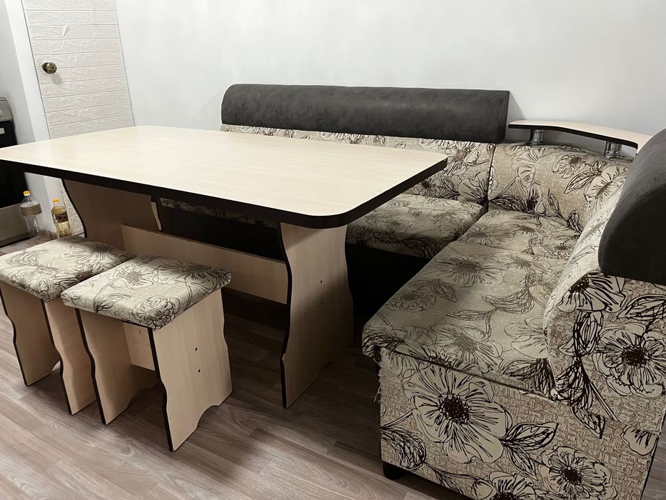 Кухонный уголок со стульями