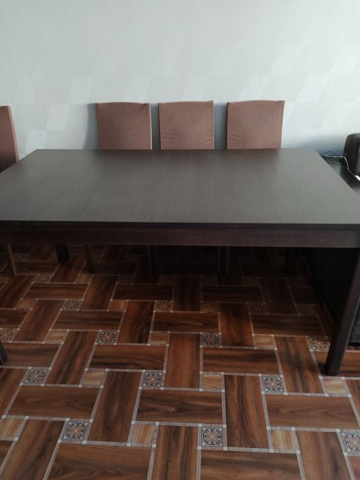 Стол для гостиной в отлично состоянию, производство Малазия, дубовый