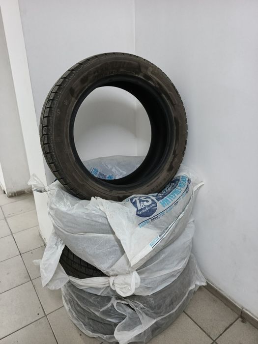 Зимняя почти новая  резина