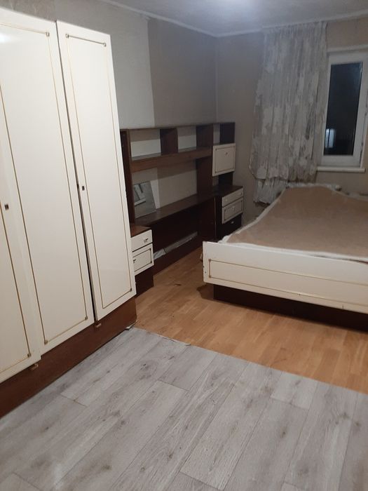 Сдам комнату на 2 этаже.В комнате кровать .,