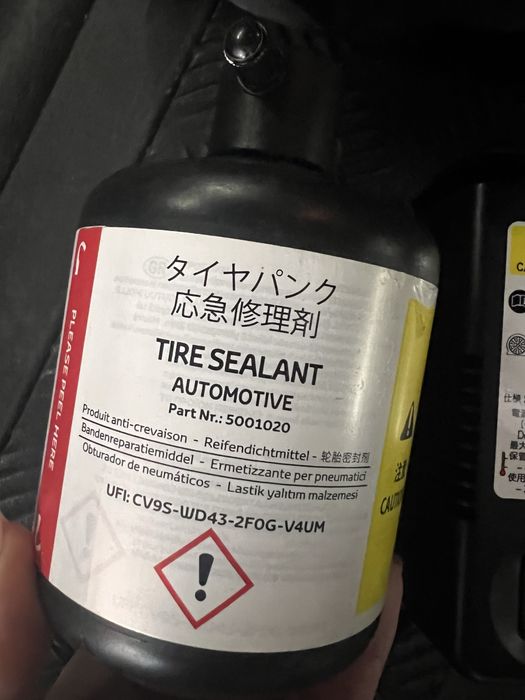 Kit compresor auto cu soluție pentru pană