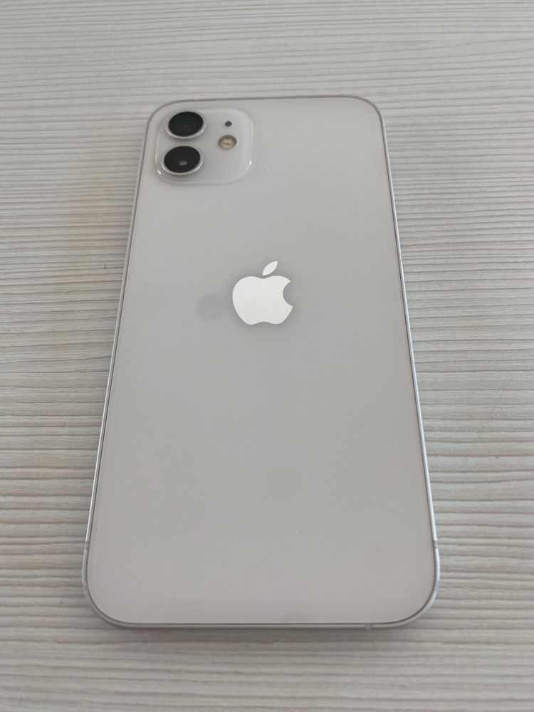 Продавам iphone 12 128GB