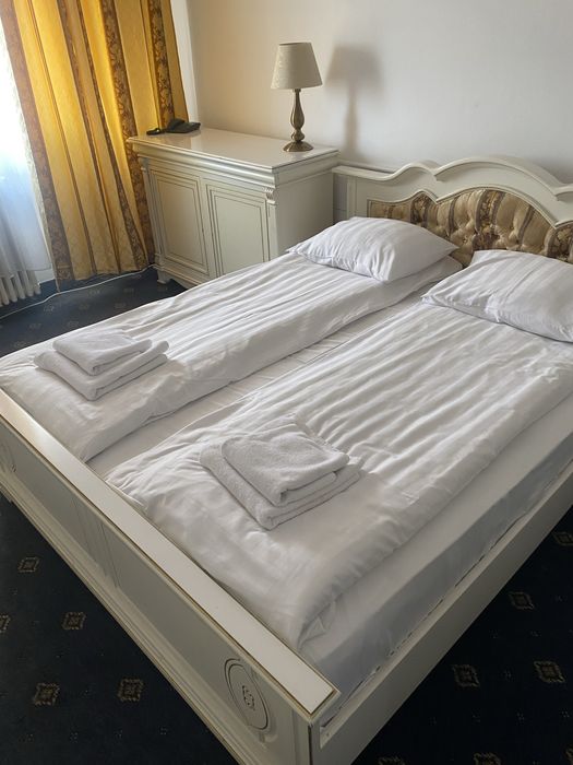Mobilier dormitor lemn- pat somiera, comoda, noptiera