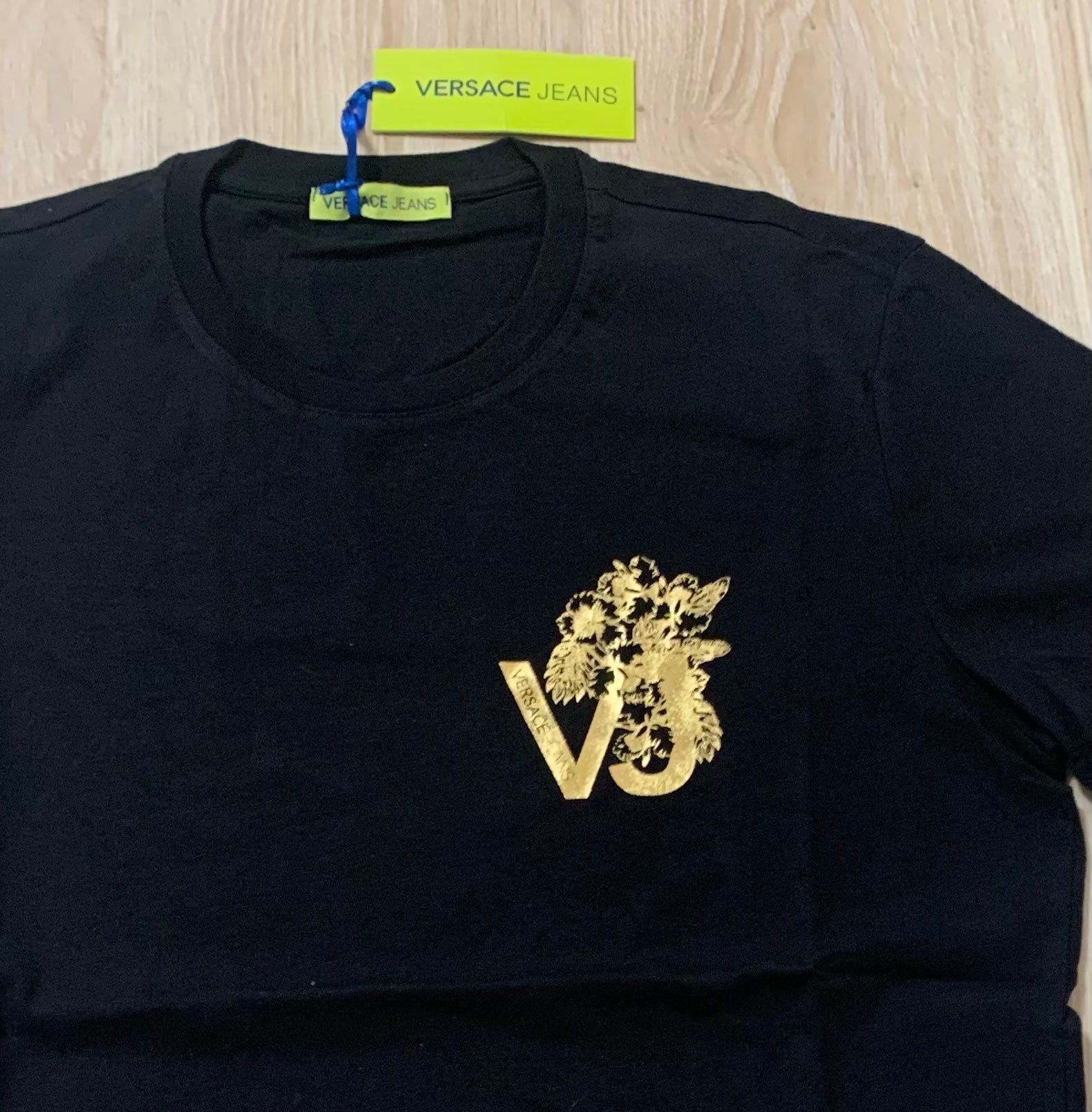 Нови мъжки тениски с етикети Versace jeans налични черен и в син цвят