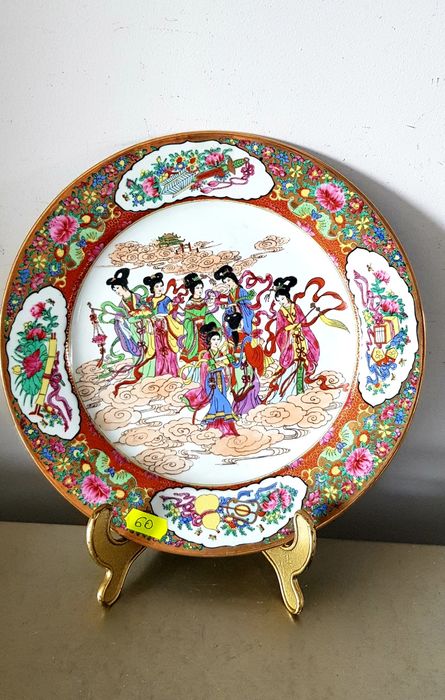 Farfurii vechi decorative din porțelan și ceramică