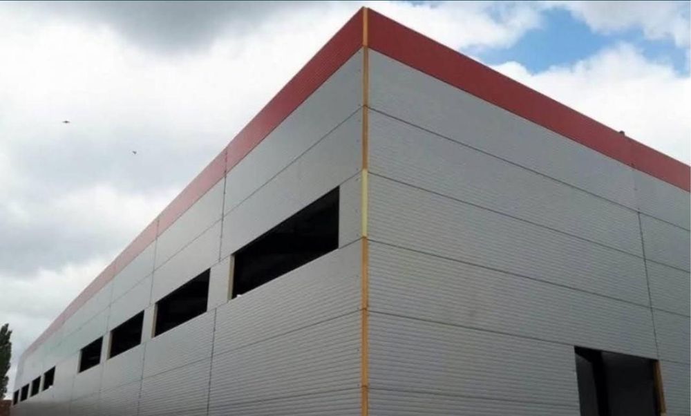 Vand hala metalica 8X15 metri cu panouri sandwichi