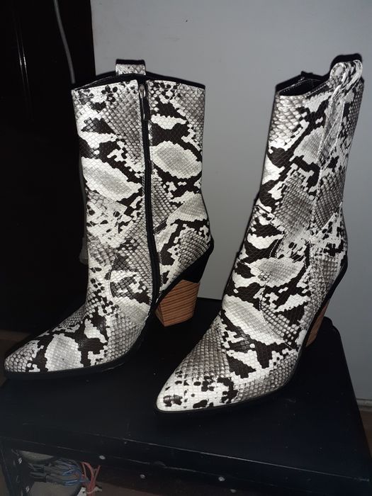 Cizme din piele de șarpe