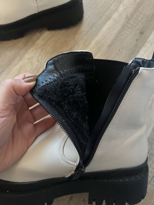 Дамски бежави боти