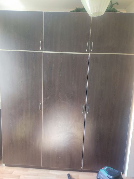 Трикрилен гардероб с надстройка