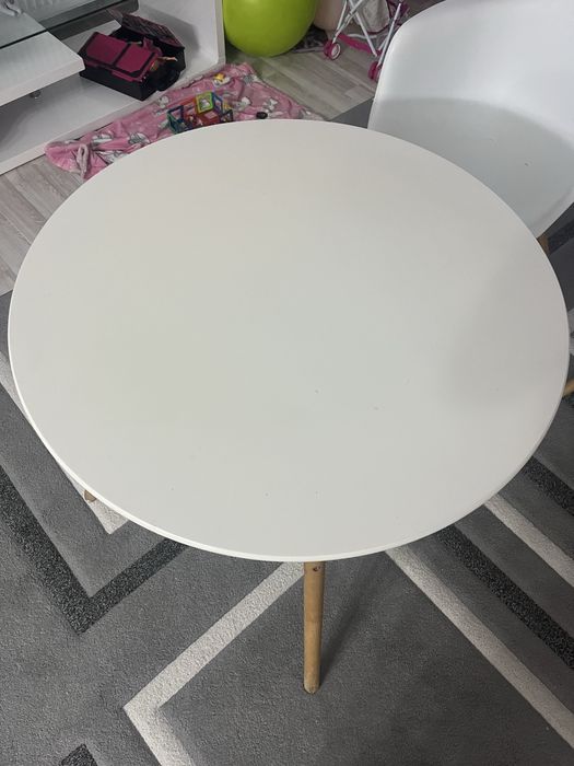 Masa rotunda cu scaune