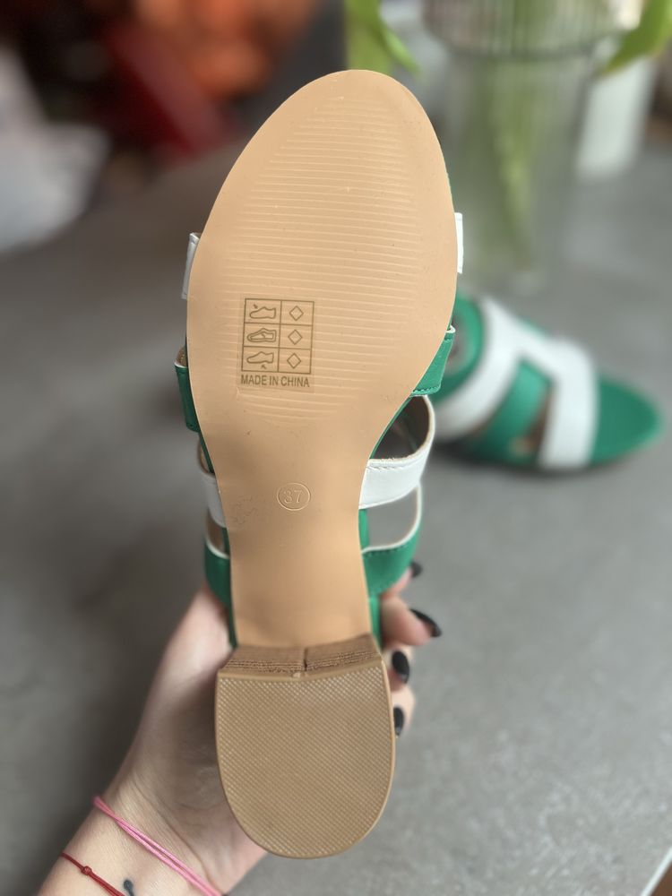 Sandale noi verzi cu alb, marimea 37