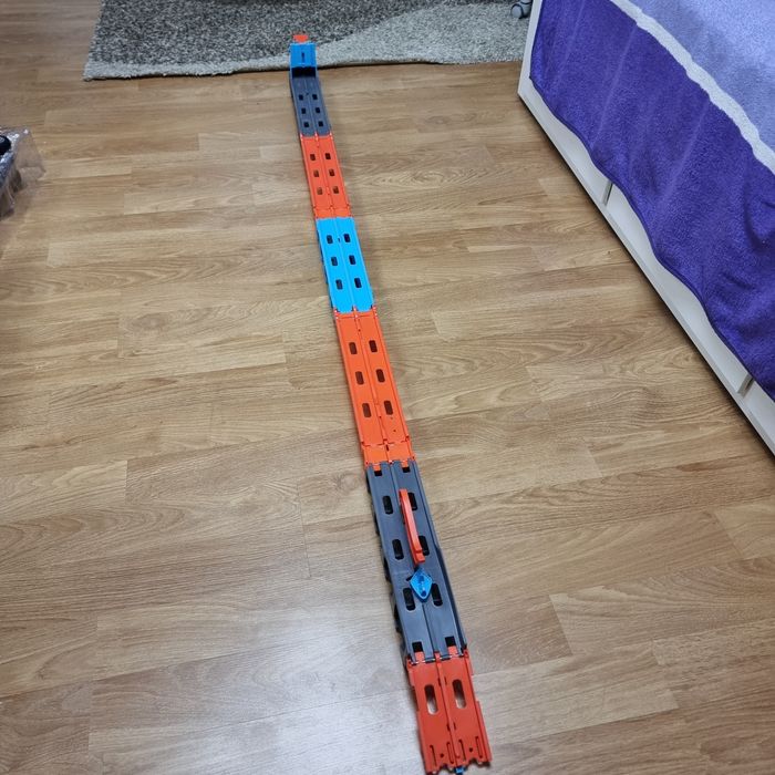 Tir masinute si pista hot wheels