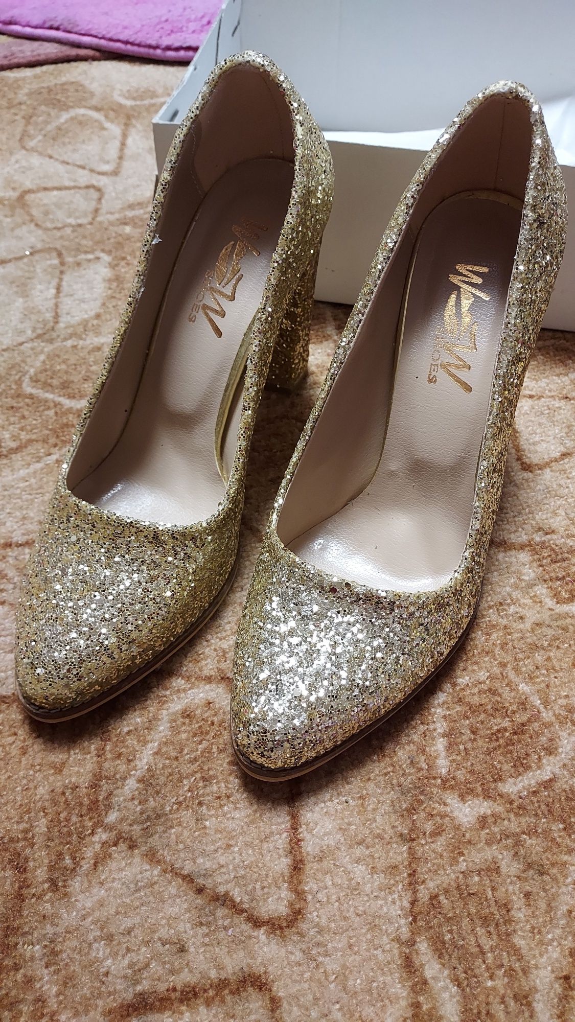 Pantofi cu toc aurii