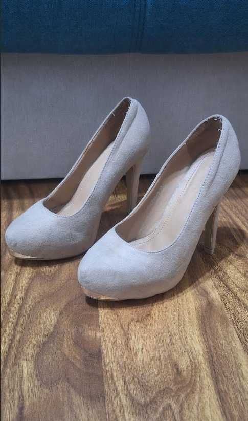 Tocuri elegante pentru dame