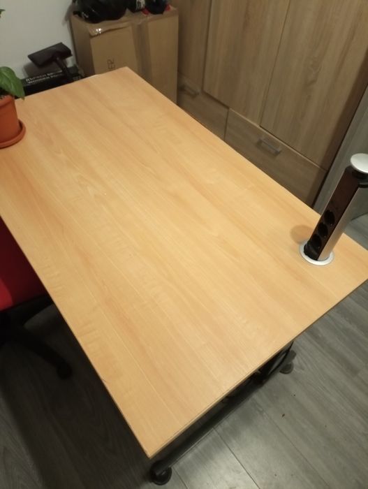 Vând Birou cadru metalic