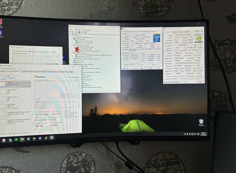 Компьютер с клавиатурой, мышью, наушниками, монитором