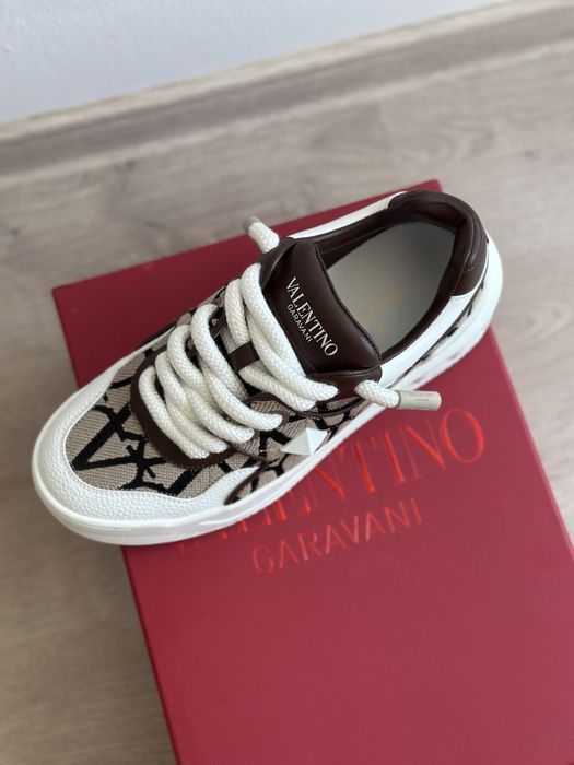 Vand adidasi Valentino