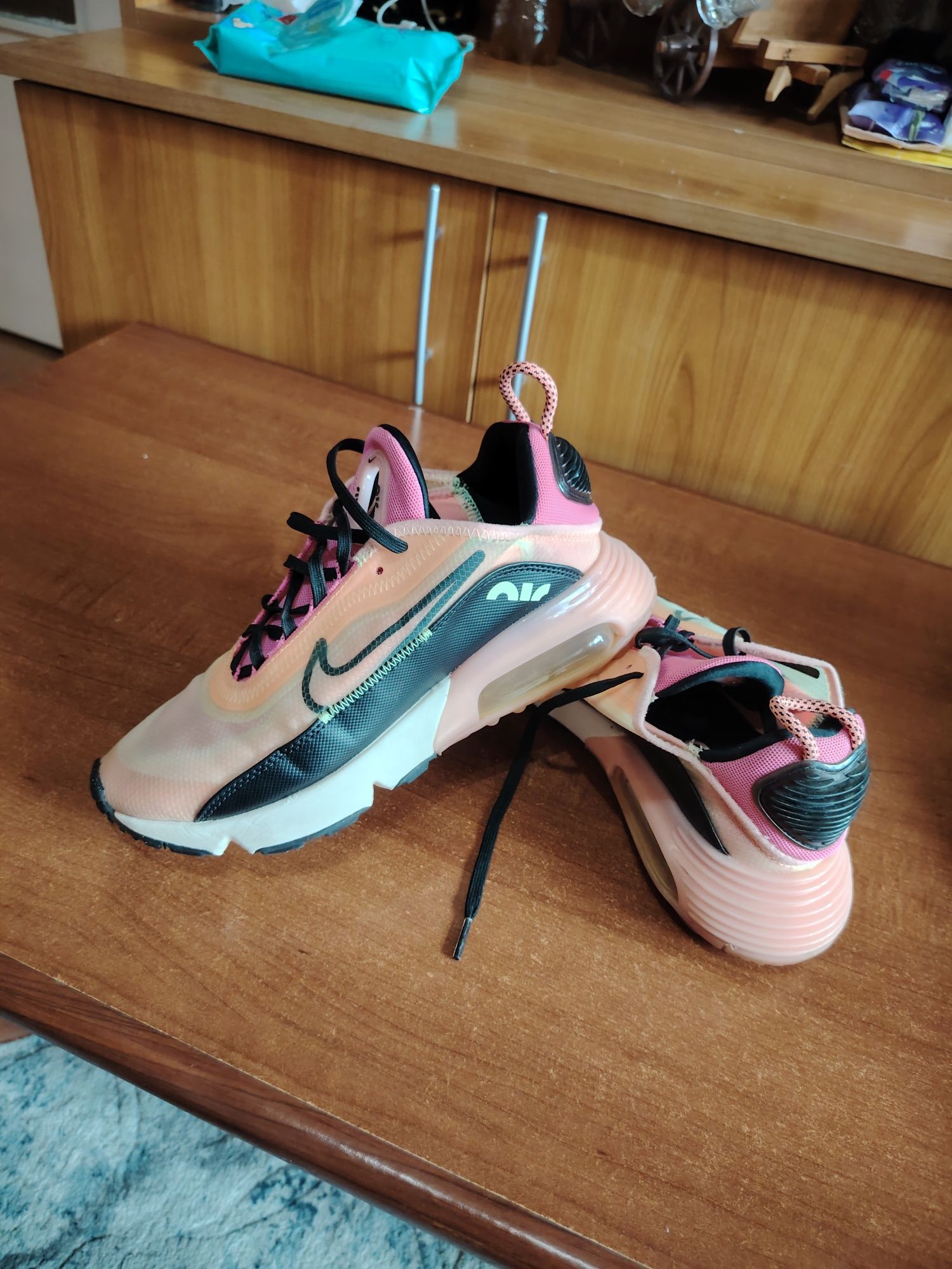 Vînd adidași Nike Adidas mărimi 36,5 38-39  preț 150 perechea!