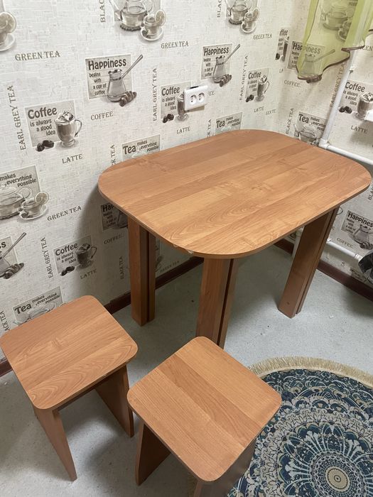 Кухонный стол со стульями