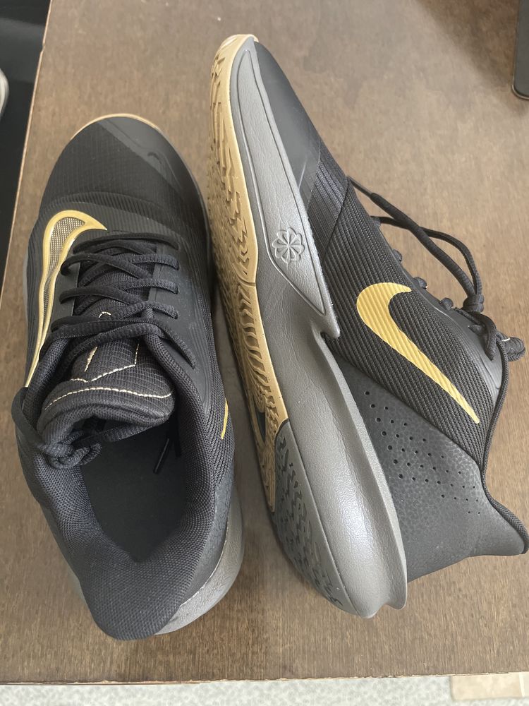 Продавам NIKE FN4322-006