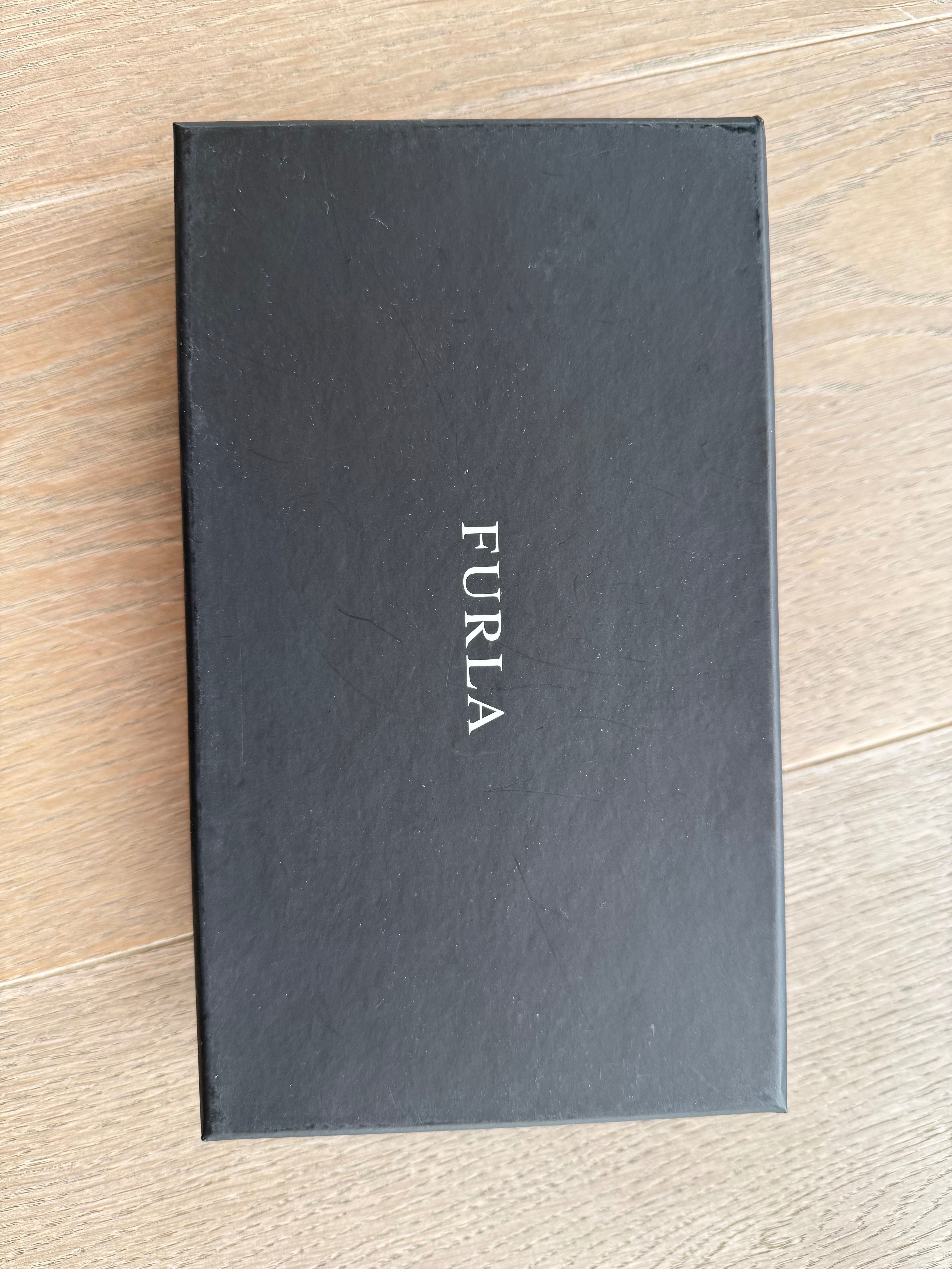 Козметичка Furla