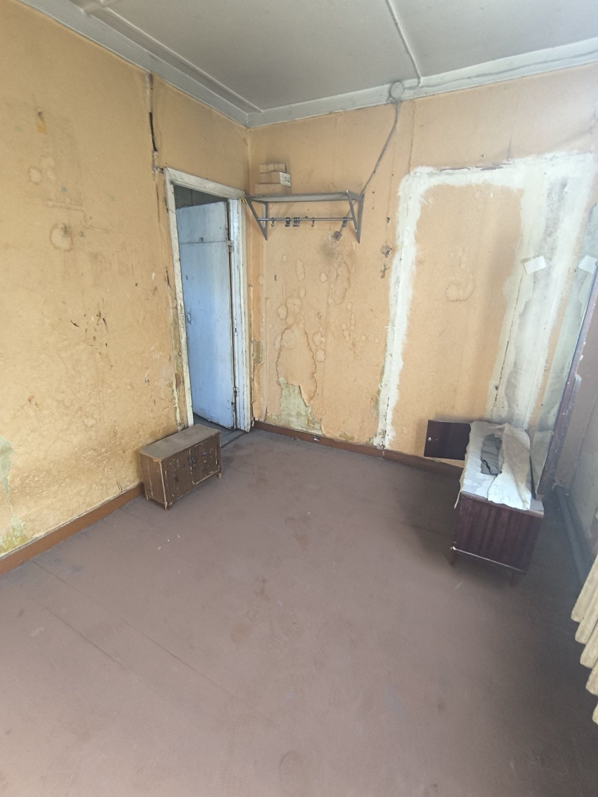 3 х. Комната квартиру пустая. В деревянном доме на втором этаже 50 м².