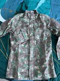 Vând haine militare