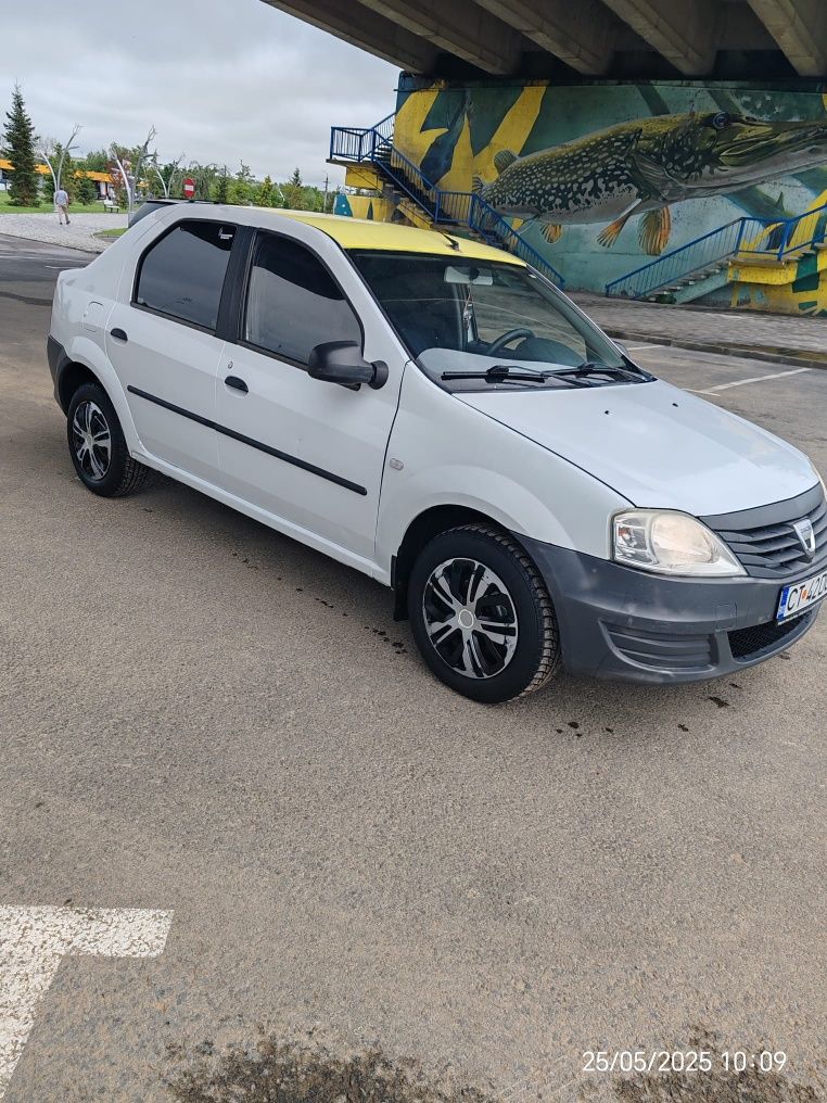 Vând Dacia Logan