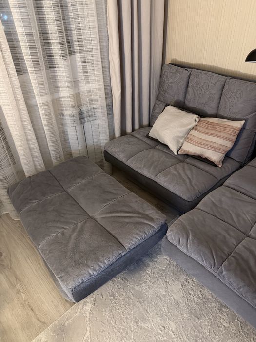 Продам угловой диван с пуфом и софой