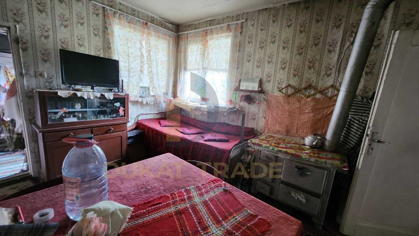 Парцел с къща  в с. Орешак