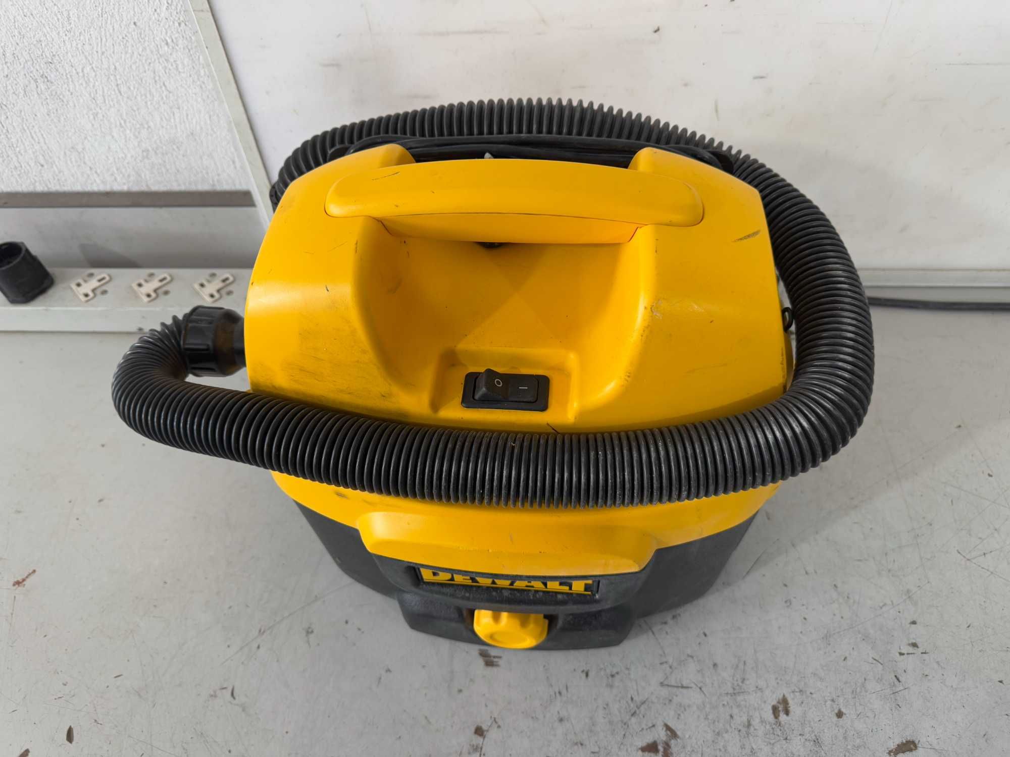Прахосмукачка - Dewalt 300 W